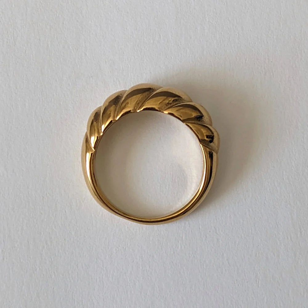 Lirio Croissant Ring