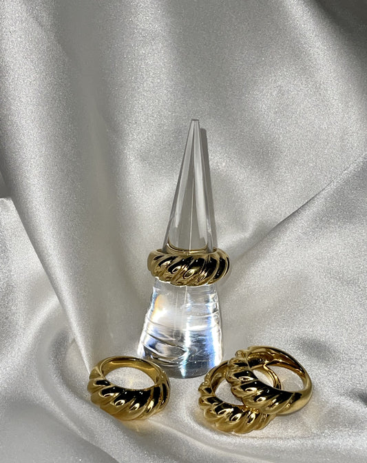 Lirio Croissant Ring